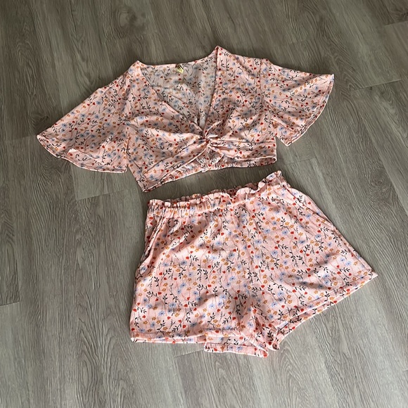 Adorable Pink Floral 2 Piece Set 🌸 - Picture 2 of 11